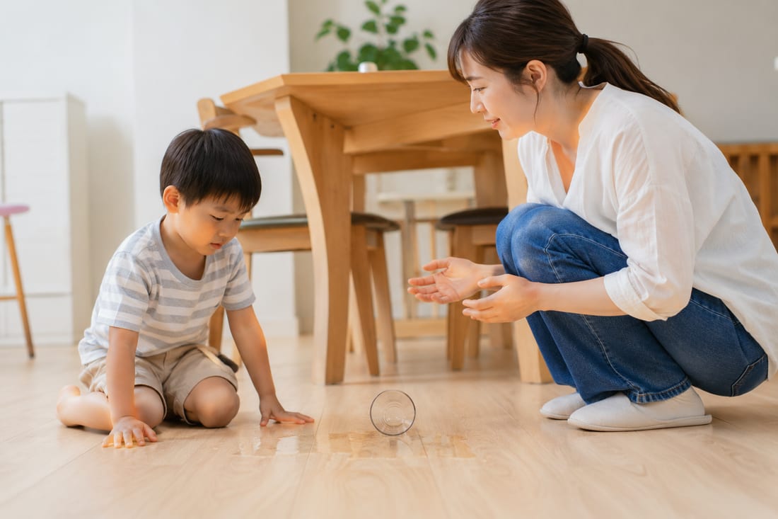 こぼした水をフォローする親子