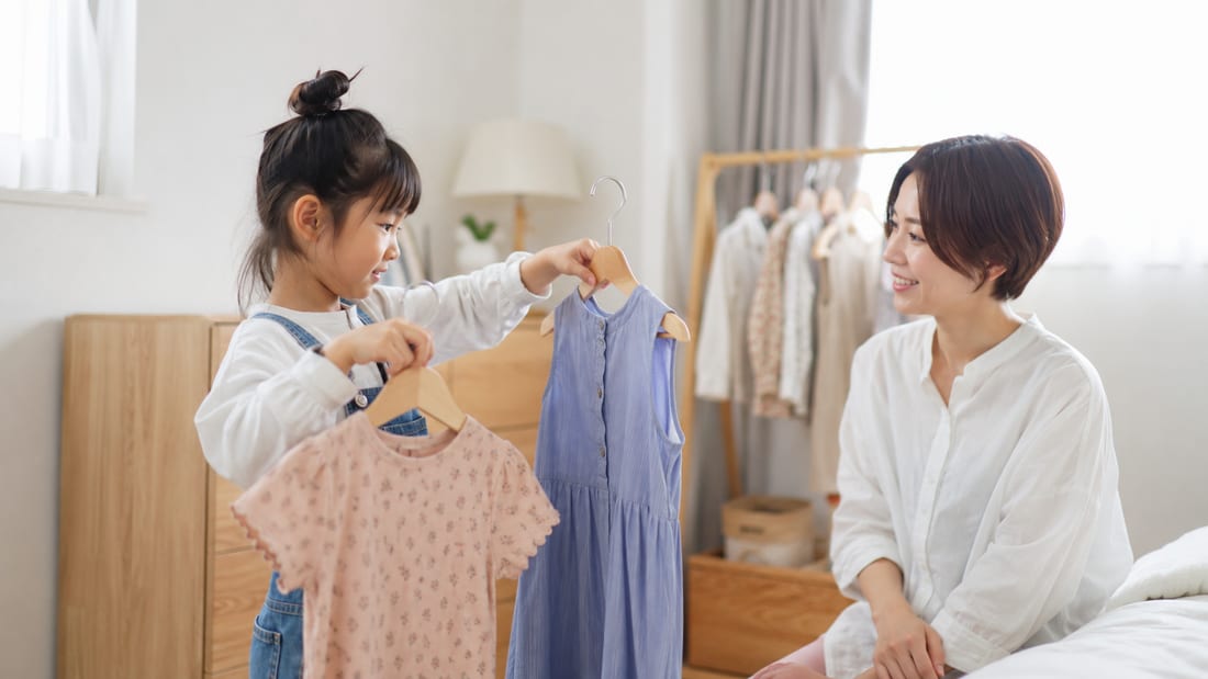 服を自分で選ぶ子どもを見守る親