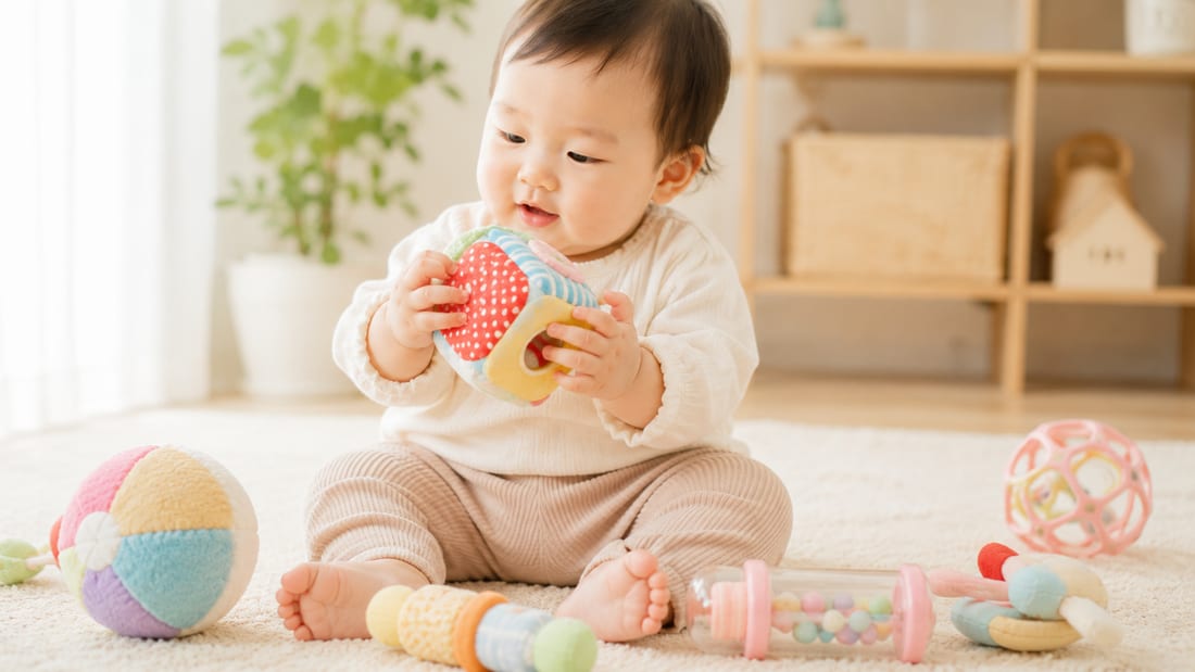 布のおもちゃで遊ぶ0〜1歳の赤ちゃん