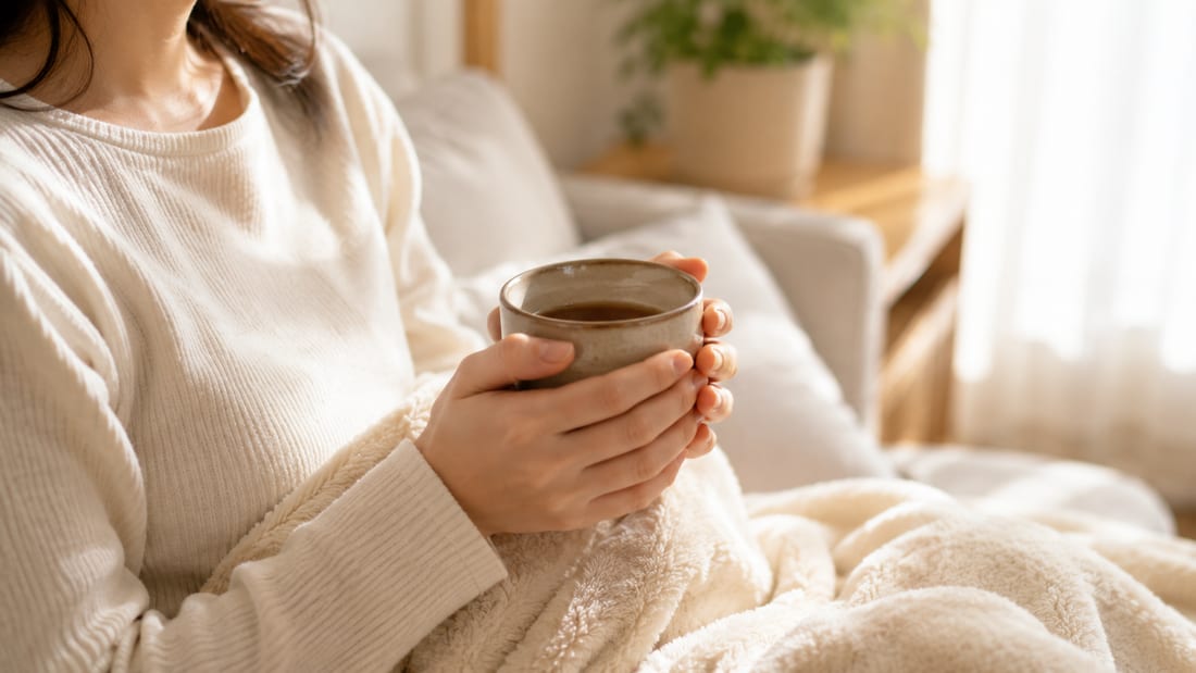 あたたかい飲み物を持ってひと息つくおうちの方